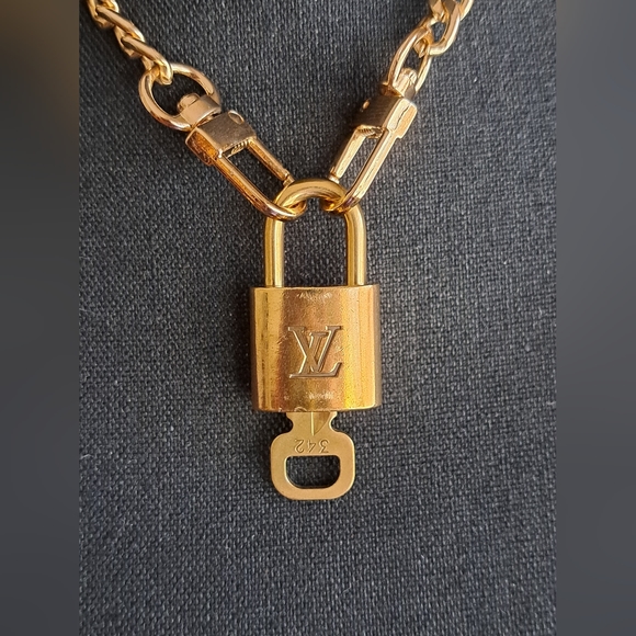 Louis Vuitton Lock and Key #342 and 16" unmarked chain - Picture 5 of 8
